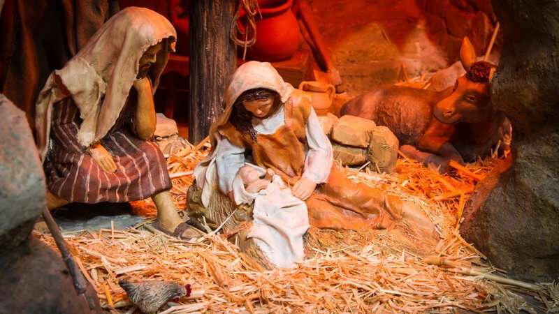 Weihnachtliche Krippe mit Jesus, Maria und Josef