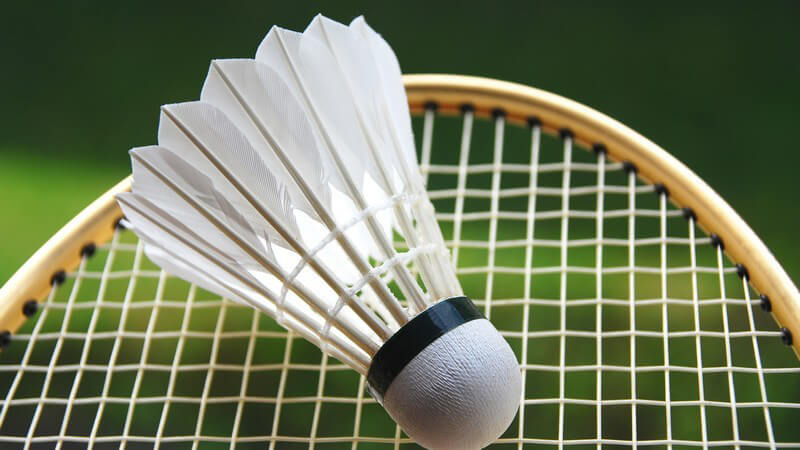 Badminton: Federball auf Badmintonschläger