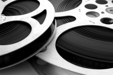 Besonderer Heiratsantrag - Mann dreht Film mit Legomännchen