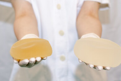 Brüste vergrößern durch Eigenfett: Ist die Alternative zum Implantat sicherer?