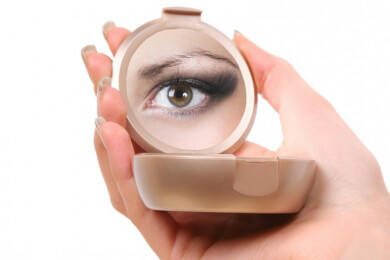 Machen Sie Ihre Augen durch Eyeliner ausdrucksstärker