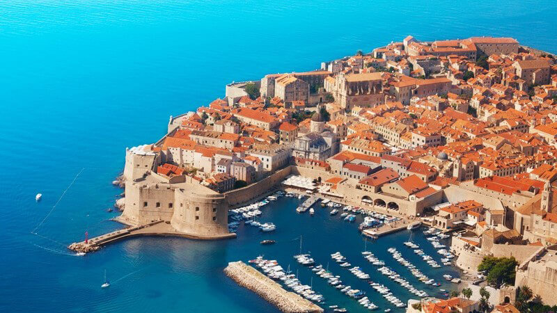 Blick auf Altstadt und Hafen mit Booten von Dubrovnik in Kroatien am Meer
