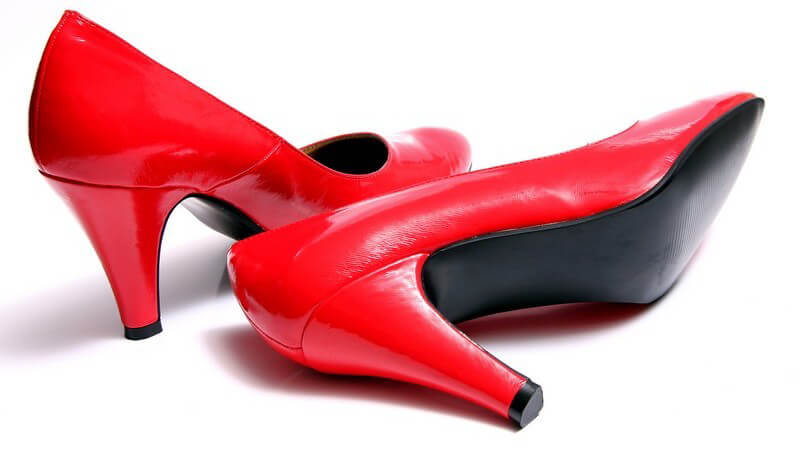 Ein Paar roter Stöckelschuhe aus Leder