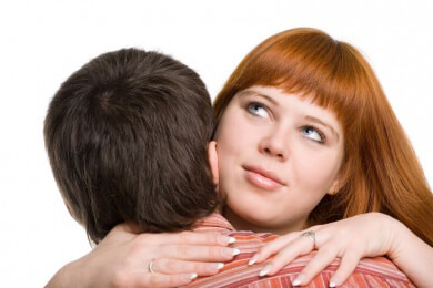 Frauen finden Freiheit und Intimität in einer festen Beziehung wichtiger als Männer