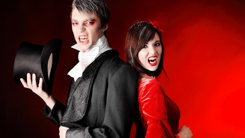 Paar in Karnevalskostümen als Vampire verkleidet