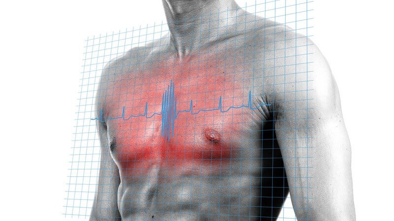 Oberkörper eines muskulösen Mannes mit rotgefärbter Brust und Herzfrequenz