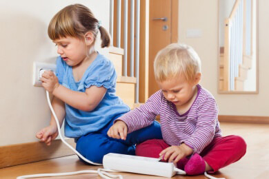 Wenn Kinder mit gefährlichen Gegenständen spielen