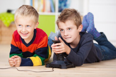 Kinder verbringen zu viel Zeit vor Fernseher und Computer