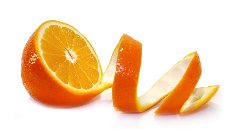 Frische halbe Orange, Schale der anderen Hälfte noch dran
