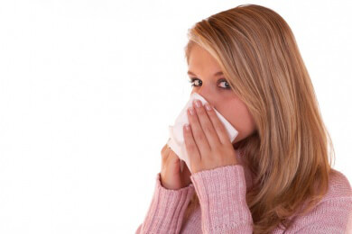 Winterzeit und Schnupfen: Taschentuch toppt Hochziehen