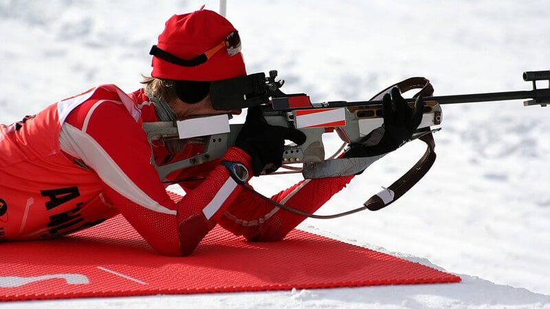 Biathlon-Athlet beim Schießen