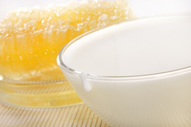 Candidiasis natürlich behandeln - Jogurt und Honig helfen bei Scheidenpilz