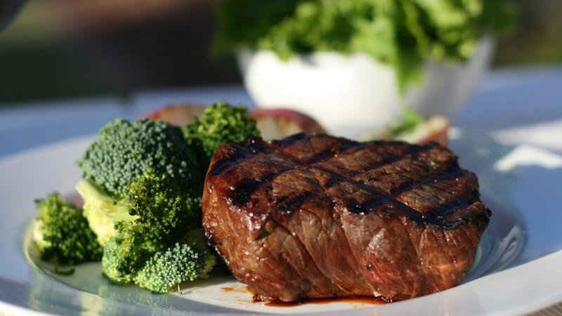 Nahaufnahme Steak und Brokkoli auf Teller
