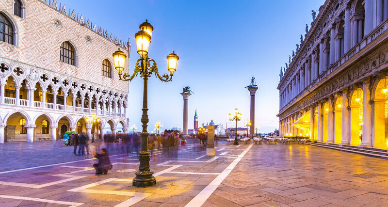 Der beleuchtete Platz Piazzetta San Marco mit dem Dogenpalast (Palazzo Ducale) in Venedig am Abend