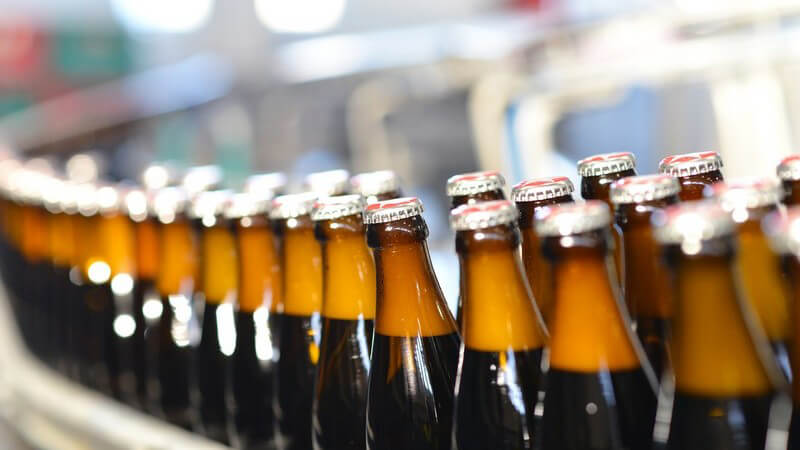 Fließband mit abgefüllten Bierflaschen in einer Brauerei
