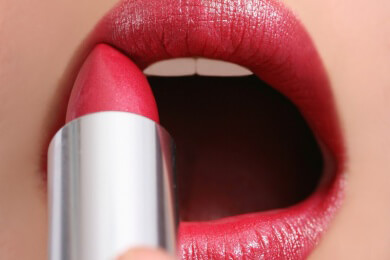 Mit perfekt geschminkten Lippen unterstreicht man die Weiblichkeit