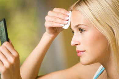 So pflegt man fettige Haut richtig