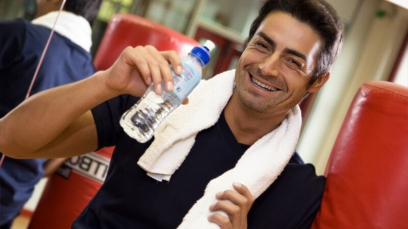 Mann beim Sport, mit Handtuch und Wasserflasche