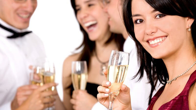 Abendgesellschaft, zwei Frauen im Abendkleid, zwei Männer mit Hemd und Fliege, je Champagnerglas, Unterhaltung, Party