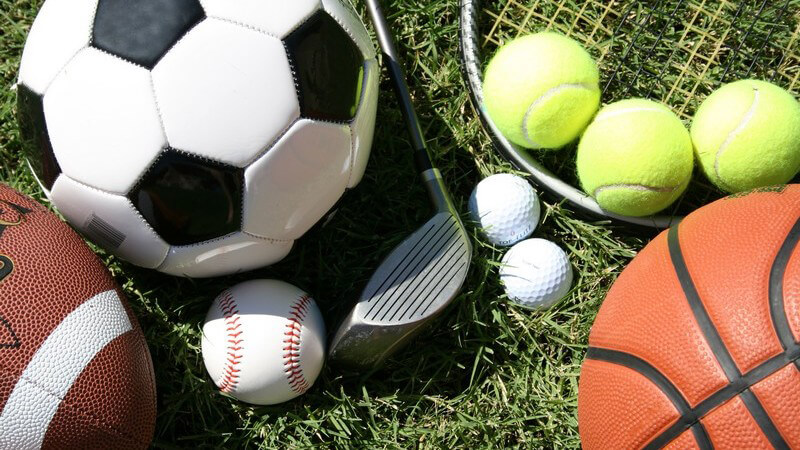 Auswahl an Sportbällen, wie Fußball, Basketball, Football, Tennisbälle, Golfbälle
