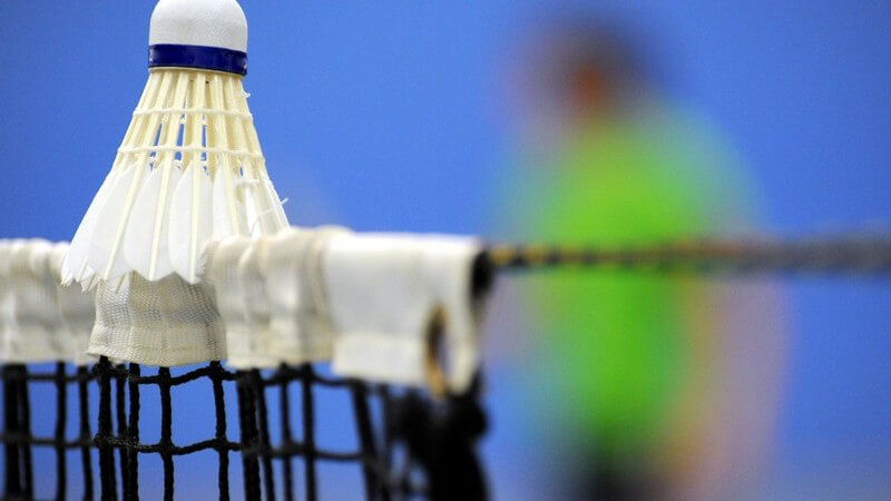 Badminton: Federball auf Netzkante