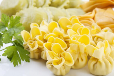 Die Produktion von Serotonin, dem Glückshormon, wird durch kohlenhydratreiche Kost erhöht
