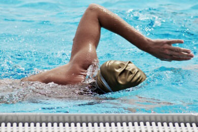 Bei Gelenkproblemen besser Kraulen oder Rückenschwimmen