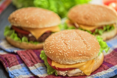 Hamburger vom Grill - So gelingt ein saftiger Burger-Patty