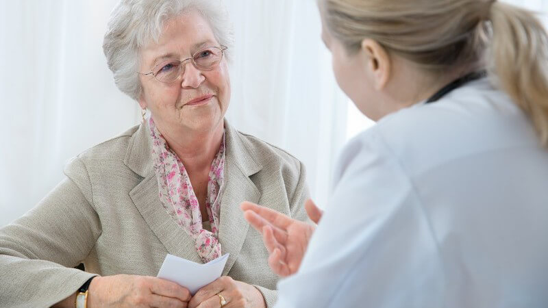 Patientengespräch, Ärztin erklärt einer älteren Patienten etwas