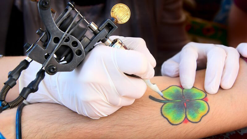 Tätowierung eines vierblättrigen Kleeblattes im Tattoostudio