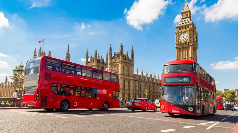Rote Busse auf der Westminster Bridge am Big Ben in London, England