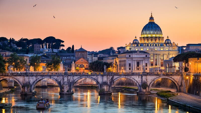 Blick auf Petersdom in Rom, Italien, bei Abenddämmerung