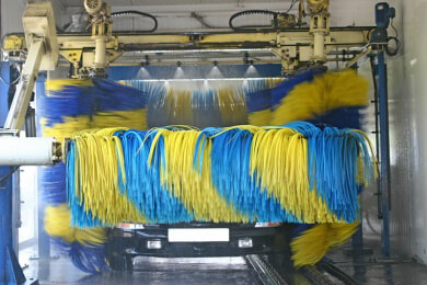 Insektenreste und Vogeldreck am Auto - So geht´s am besten weg