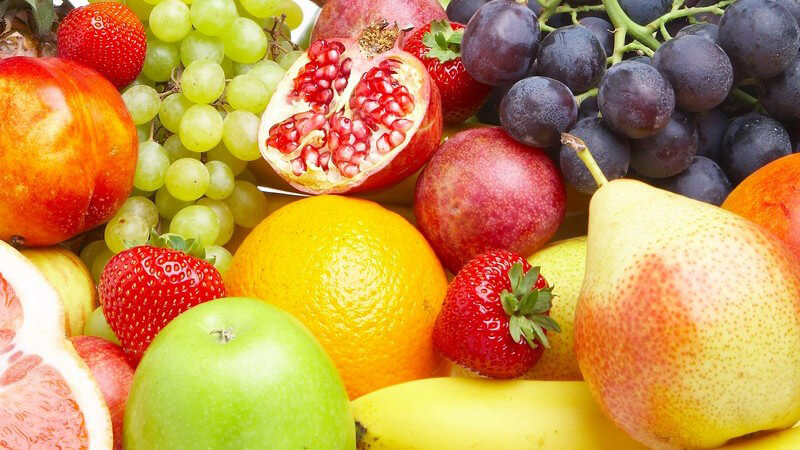 Auswahl an frischem Obst wie Äpfel, Trauben, Erdbeeren, Birnen