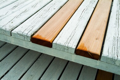 Pflegen, lasieren, putzen: So macht man Balkonmöbel fit für den Sommer