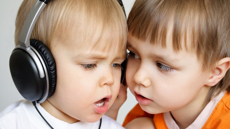 Zwei kleine Jungs hören Musik und singen, Kopfhörer