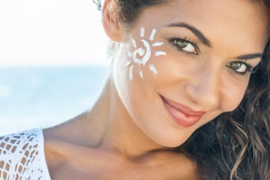 Im Urlaub lieber Sonnenschutz statt Make-Up