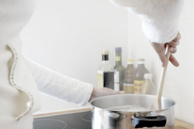 Kochen mit dem Plastiklöffel kann zur akuten Gesundheitsgefahr werden