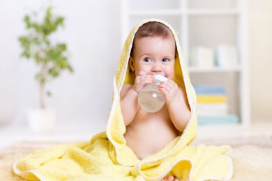 Dauernuckeln an Flaschen kann Zähne schädigen