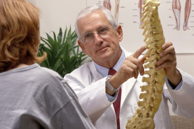 Viele Mediziner bezweifeln nach einem Schleudertrauma schwere Beschwerden