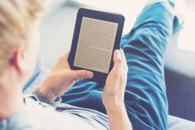Verdrängt der E-Book-Markt das klassische Bücherregal?