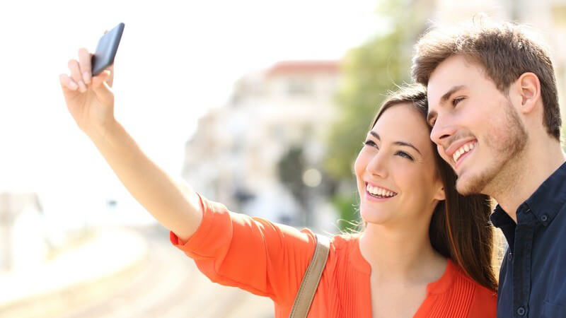 Junges Touristenpaar macht ein Selfie mit dem Smartphone