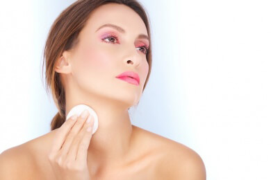 Abschminken sollte man fest in den Tagesplan integrieren