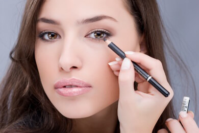 Kajal vs. Eyeliner: Welches Produkt wann zum Einsatz kommt