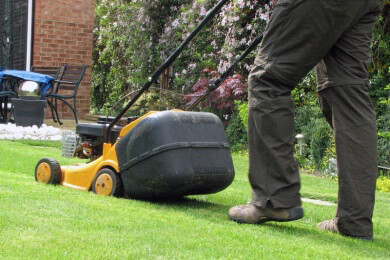 Das wird teuer - Mann demoliert 23 Autos beim Rasenmähen