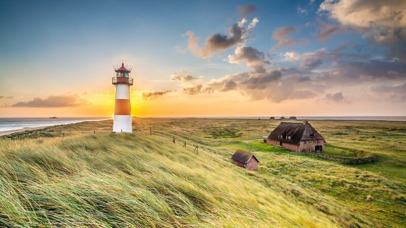 Leuchtturm in List auf der Insel Sylt bei Sonnenaufgang