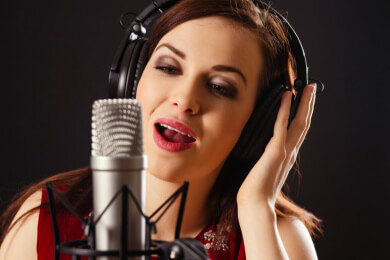 Besonders Frauen können durch viel Singen einer Greisenstimme vorbeugen