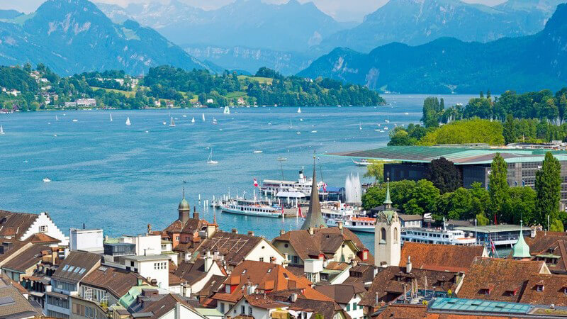 Blick auf Dächer der Stadt Luzern und Vierwaldstättersee mit Booten (Schweiz)