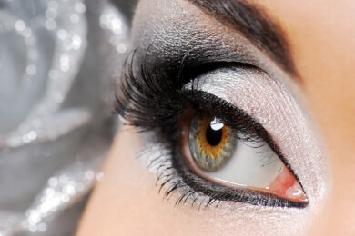 Der Metallic-Look bleibt Trend - So geht das Make-Up wie von einem anderen Stern