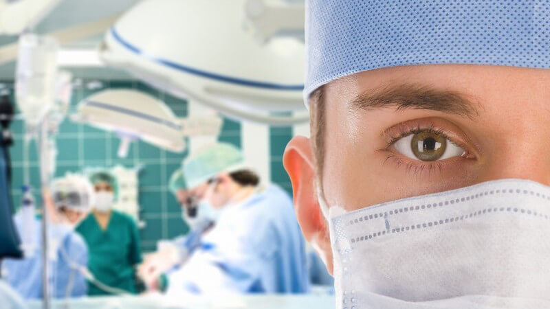 Chirurgen bei Operation